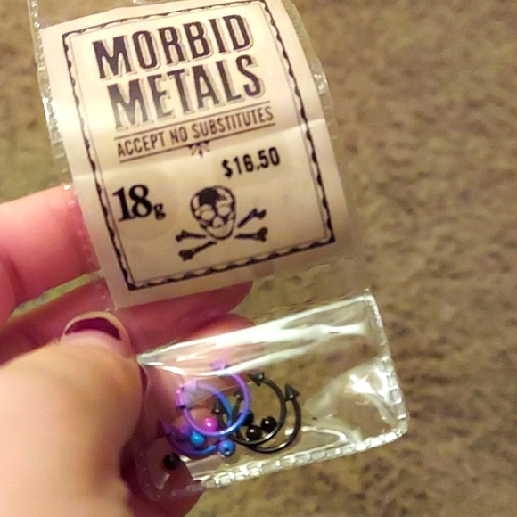 NWT 18g earrings